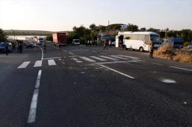 Şanlıurfa'da askeri midibüs ile tır çarpıştı- Kazada 1 asker şehit oldu, 14 asker... Şanlıurfa'da askeri midibüs ile tır çarpıştı- Kazada 1 asker şehit oldu, 14 asker...