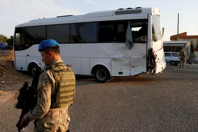 Şanlıurfa'da askeri midibüs ile tır çarpıştı- Kazada 1 asker şehit oldu, 14 asker... Şanlıurfa'da askeri midibüs ile tır çarpıştı- Kazada 1 asker şehit oldu, 14 asker...
