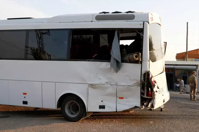 Şanlıurfa'da askeri midibüs ile tır çarpıştı- Kazada 1 asker şehit oldu, 14 asker... Şanlıurfa'da askeri midibüs ile tır çarpıştı- Kazada 1 asker şehit oldu, 14 asker...
