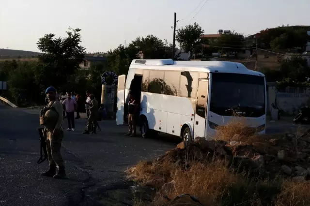 Şanlıurfa'da askeri midibüs ile tır çarpıştı- Kazada 1 asker şehit oldu, 14 asker... Şanlıurfa'da askeri midibüs ile tır çarpıştı- Kazada 1 asker şehit oldu, 14 asker...
