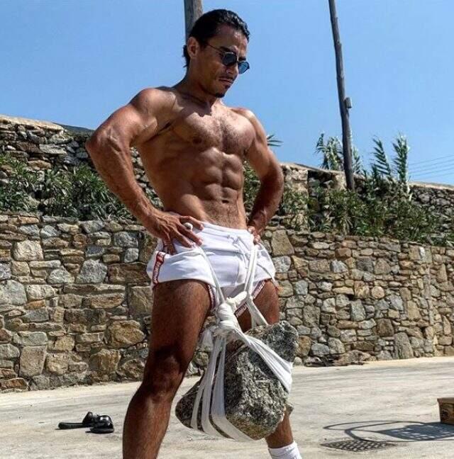 Sosyetik kasap Nusret Gökçe, antrenman yaptığı 10 kiloluk kayayı cam fanusa koydu