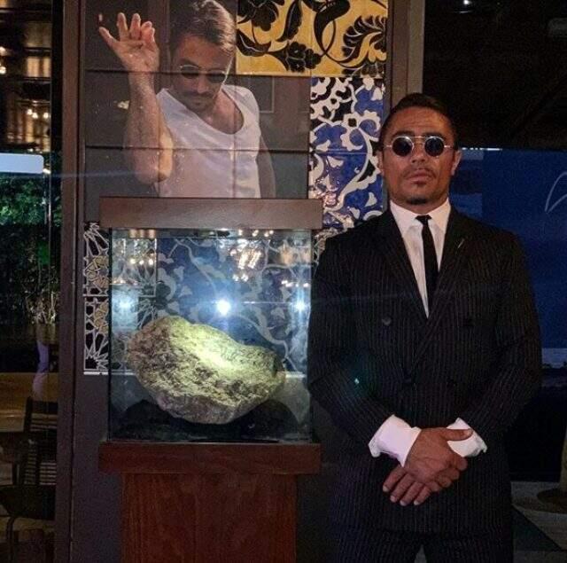 Sosyetik kasap Nusret Gökçe, antrenman yaptığı 10 kiloluk kayayı cam fanusa koydu