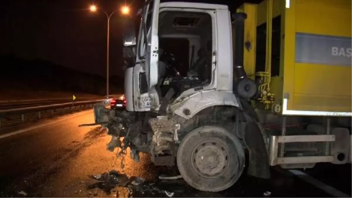 Tem otoyolu'nda yolcu otobüsü, çöp kamyonuna çarptı: 3 yaralı