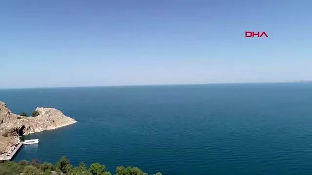Van akdamar adası'nı 9 ayda yaklaşık 200 bin turist ziyaret etti Van akdamar adası'nı 9 ayda yaklaşık 200 bin turist ziyaret etti
