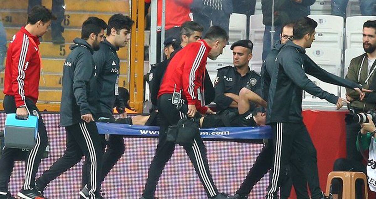 Alanyaspor maçında sakatlanan Dorukhan Toköz sezonu kapattı!