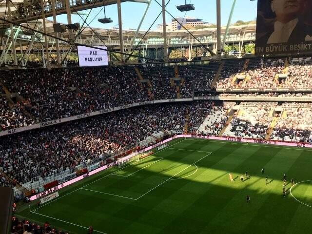 Beşiktaşlı taraftarlardan Fikret Orman'a: Bana bir masal anlat Fikret!