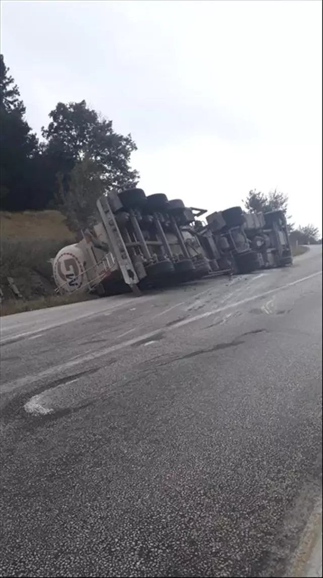 Bilecik'te otomobil ile tır çarpıştı: 2 yaralı Bilecik'te otomobil ile tır çarpıştı: 2 yaralı