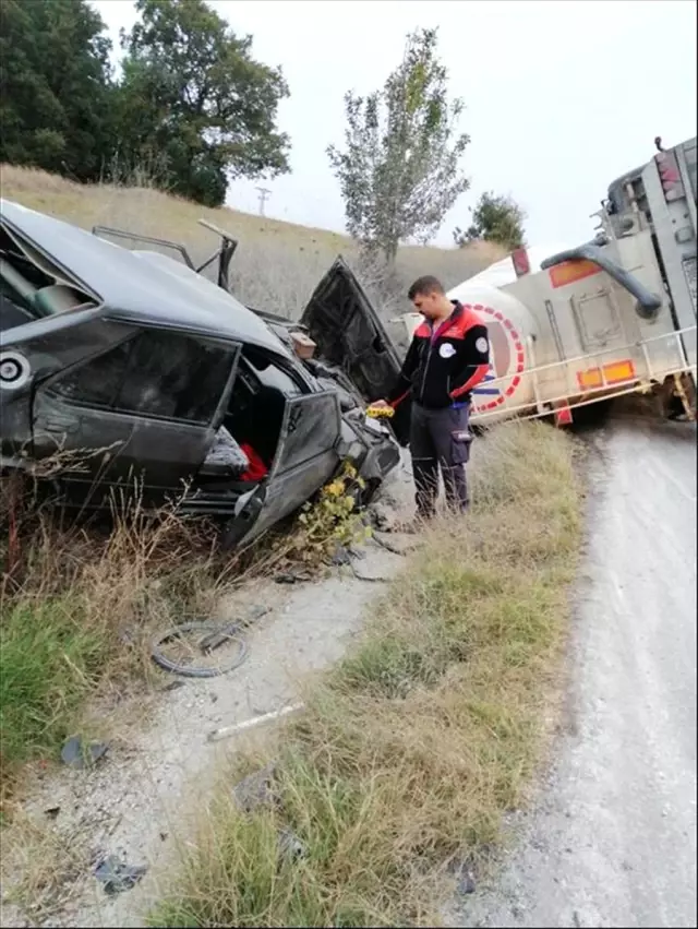 Bilecik'te otomobil ile tır çarpıştı: 2 yaralı Bilecik'te otomobil ile tır çarpıştı: 2 yaralı