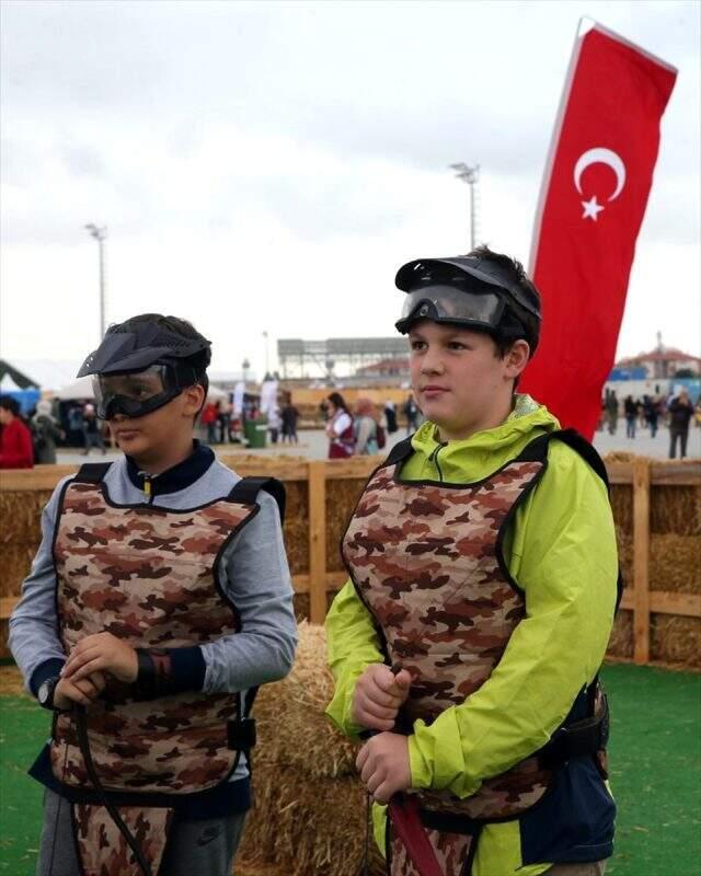 Cumhurbaşkanı Erdoğan'ın torunları 4. Etnospor Kültür Festivali'nde ok attı