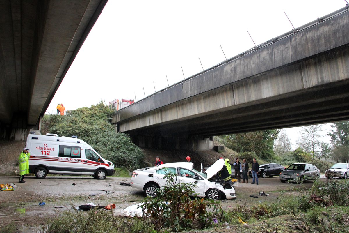 Düzce'de otomobil viyadükten düştü: 2 ölü, 2 yaralı