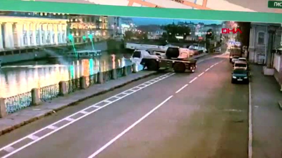 El freni çekilmeyen vinç dereye düştü