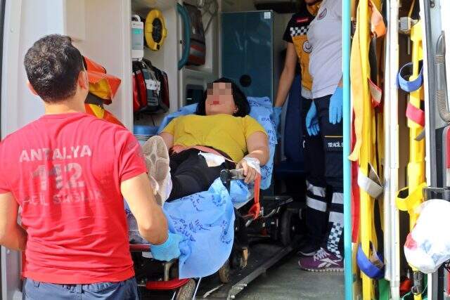 Genç kız, annesini hakaret eden kız arkadaşını sokak ortasında bıçakladı
