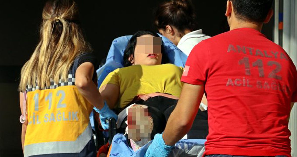 Genç kız, annesini arayıp hakaret eden kız arkadaşını sokakta bıçakladı