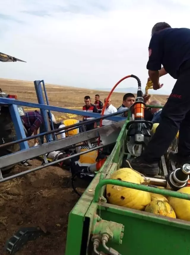 Kabak makinesine ayağı sıkışan çiftçi itfaiye ekiplerince kurtarıldı Kabak makinesine ayağı sıkışan çiftçi itfaiye ekiplerince kurtarıldı