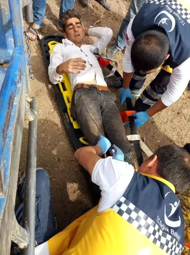 Kabak makinesine ayağı sıkışan çiftçi itfaiye ekiplerince kurtarıldı Kabak makinesine ayağı sıkışan çiftçi itfaiye ekiplerince kurtarıldı
