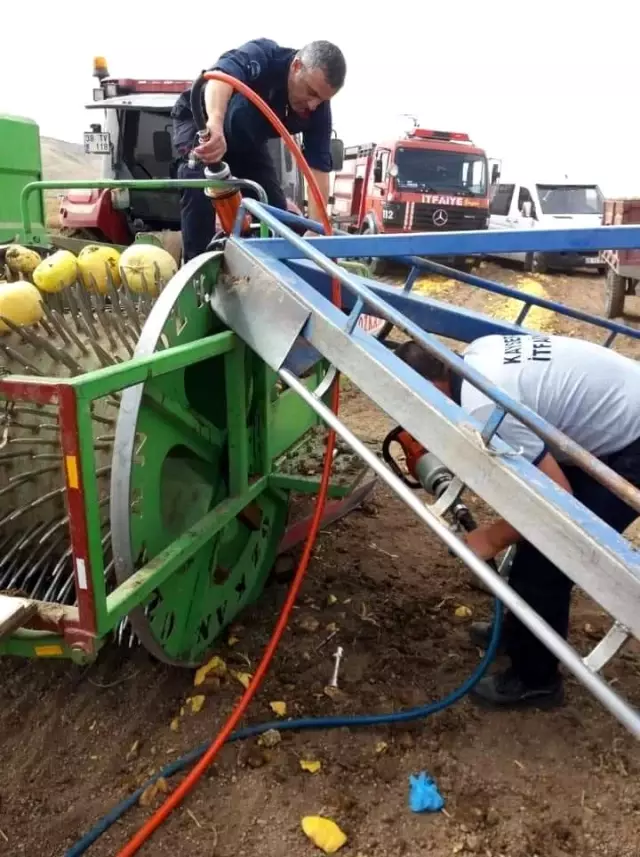 Kabak makinesine ayağı sıkışan çiftçi itfaiye ekiplerince kurtarıldı Kabak makinesine ayağı sıkışan çiftçi itfaiye ekiplerince kurtarıldı