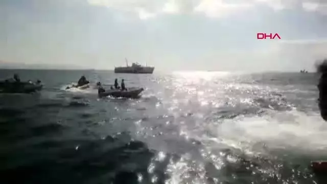 Kadıköy'de vapurdan denize atladığı iddia edilen kadın kurtarıldı Kadıköy'de vapurdan denize atladığı iddia edilen kadın kurtarıldı