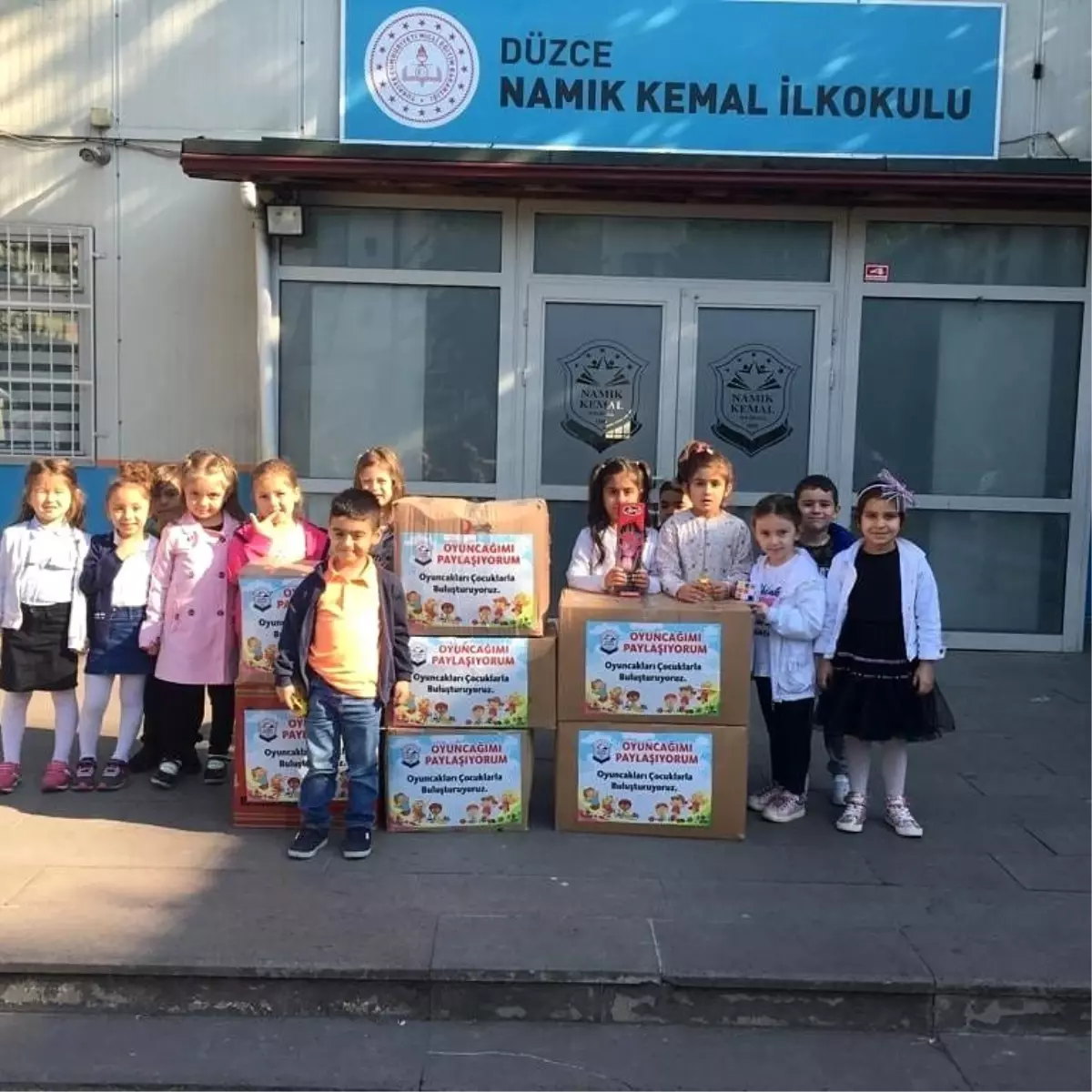 Oyuncaklar köy okulu öğrencilerini mutlu etti