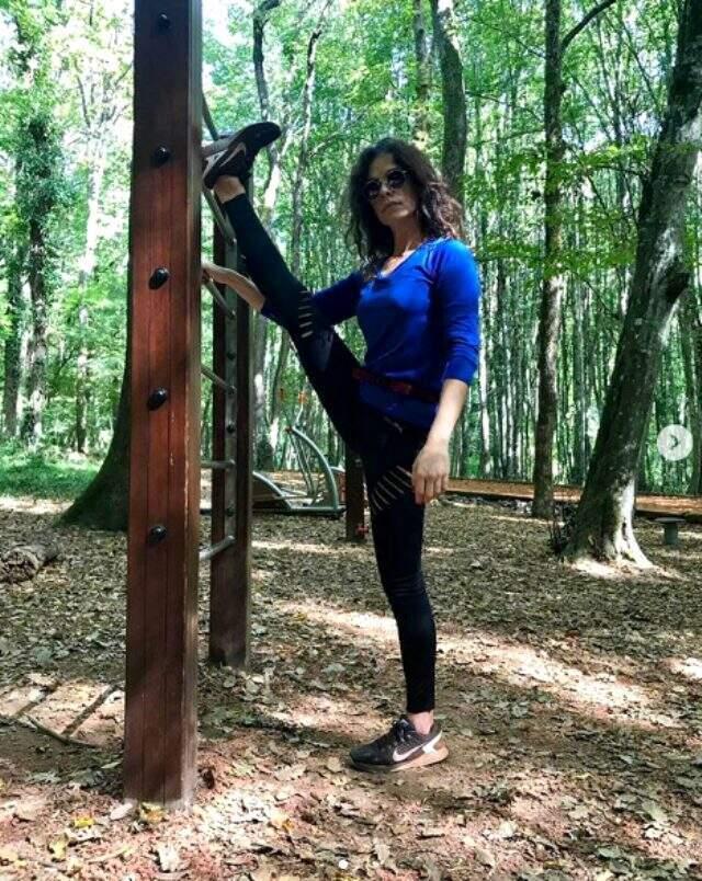 Özge Özpirinçci bacak açma hareketiyle hayrete düşündü