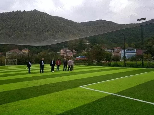 Şiriköy'deki halı sahayı incelediler Şiriköy'deki halı sahayı incelediler