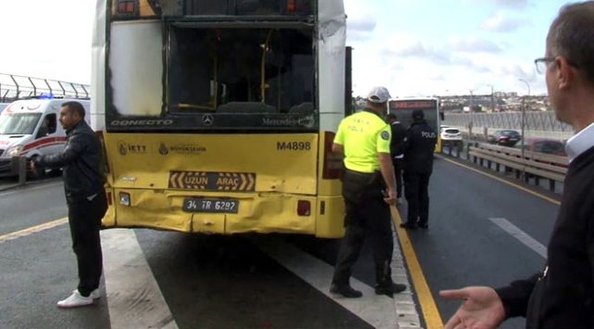 İstanbul'da iki metrobüs çarpıştı: 13 kişi yaralandı