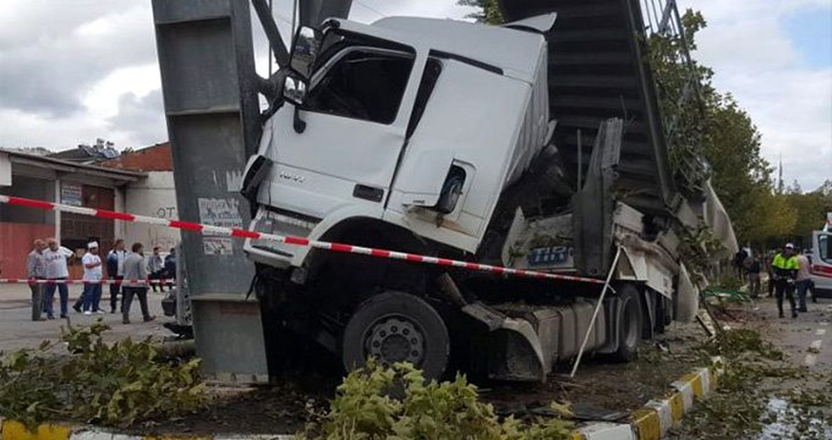 Sakarya Pamukova'da tır durağa daldı: 2 ölü, 4 yaralı
