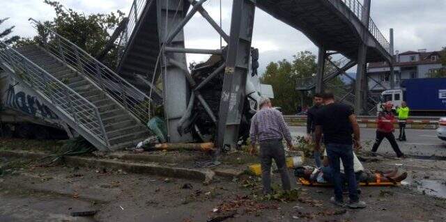 Son dakika: Sakarya Pamukova'da tır durağa daldı: 2 ölü, 4 yaralı