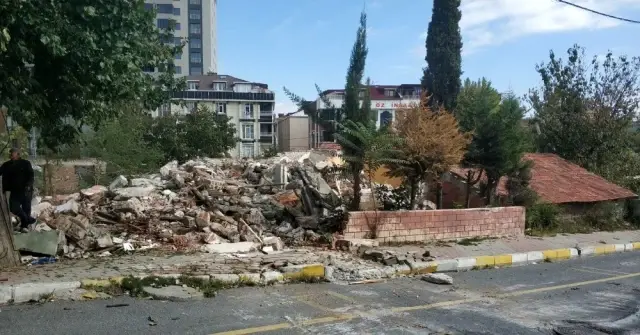 Sultangazi'de riskli binalar yıkılıyor
