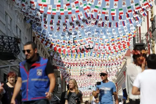 Tiflis'te şehir festivalinde renkli görüntüler Tiflis'te şehir festivalinde renkli görüntüler