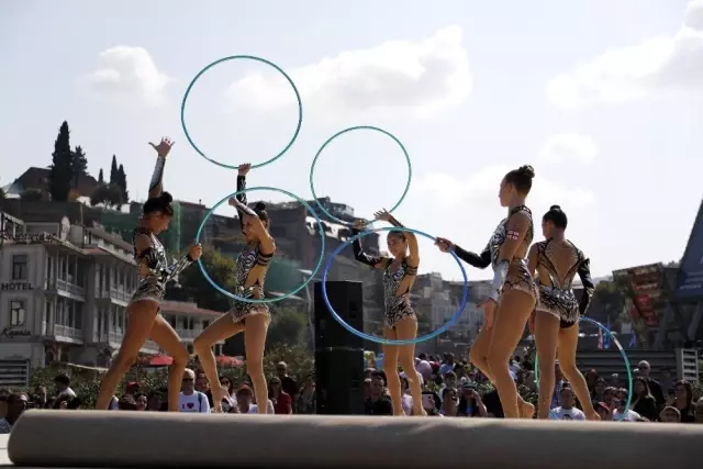 Tiflis'te şehir festivalinde renkli görüntüler Tiflis'te şehir festivalinde renkli görüntüler