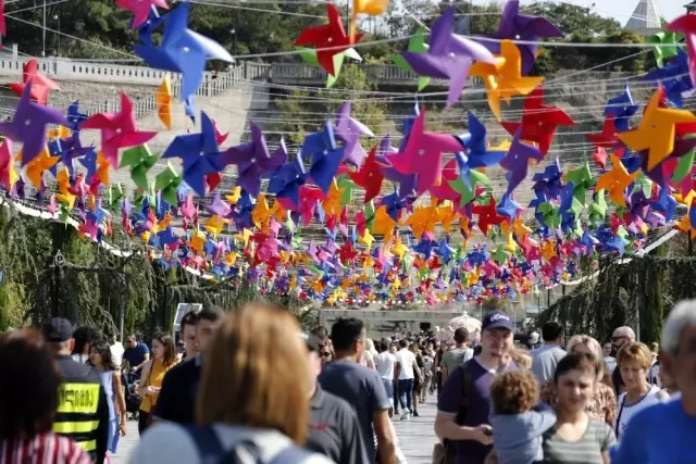 Tiflis'te şehir festivalinde renkli görüntüler Tiflis'te şehir festivalinde renkli görüntüler