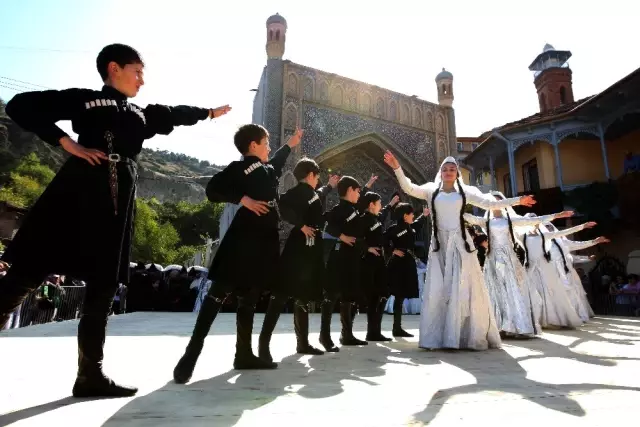 Tiflis'te şehir festivalinde renkli görüntüler Tiflis'te şehir festivalinde renkli görüntüler