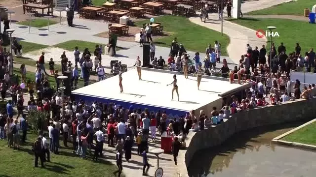 - Tiflis'te şehir festivalinde renkli görüntüler - Tiflis'te şehir festivalinde renkli görüntüler
