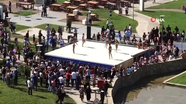 - Tiflis'te şehir festivalinde renkli görüntüler - Tiflis'te şehir festivalinde renkli görüntüler