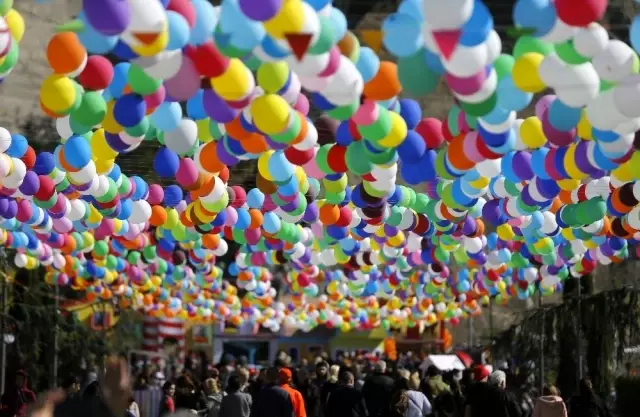 Tiflis'te şehir festivalinde renkli görüntüler Tiflis'te şehir festivalinde renkli görüntüler