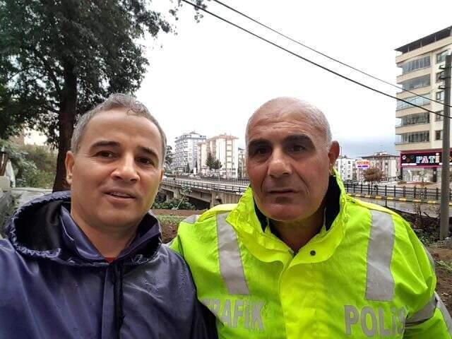 Trafik polisi, ayakkabılarını çıkararak aşırı yağış nedeniyle tıkanan mazgalları temizledi