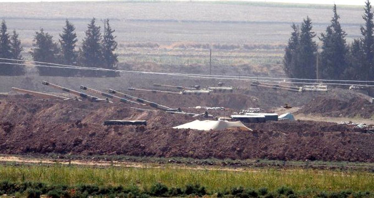 TSK, sınırda namluları Suriye'nin Tel Abyad kentine çevirdi