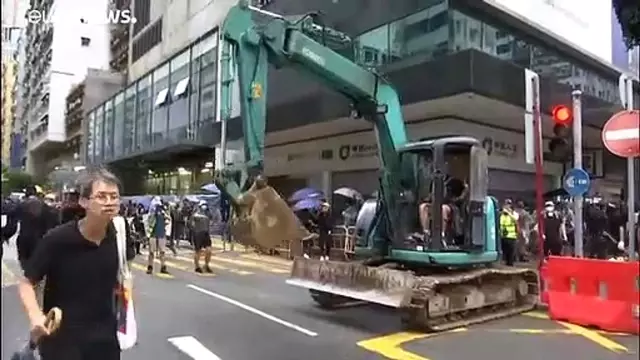 Video | Hong Kong'da protestocular maske yasağına karşı maskeleriyle sokakta