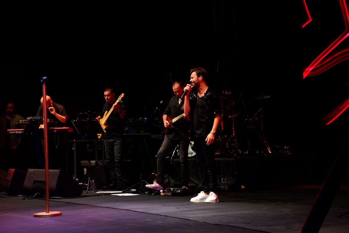 Yalın, Bursa'da konser verdi