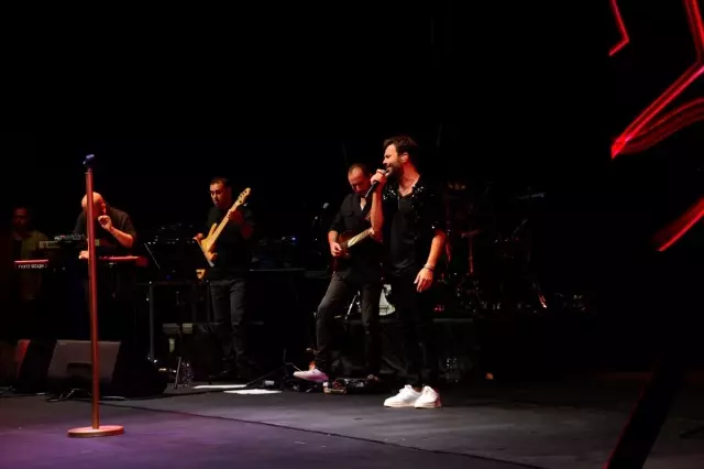 Yalın, Bursa'da konser verdi Yalın, Bursa'da konser verdi