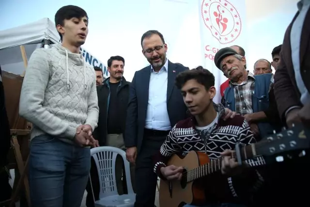 Bakan Kasapoğlu gençlerle bir araya geldi Bakan Kasapoğlu gençlerle bir araya geldi