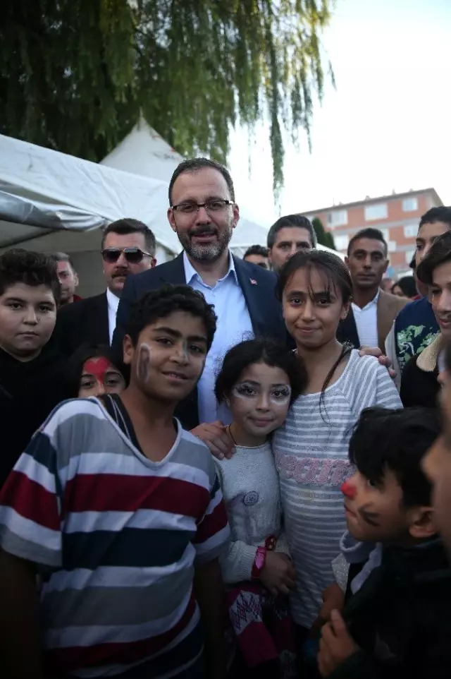Bakan Kasapoğlu: 'İnternetin cazibesini bir kenara bırakıp, kendini spora, sanata, kültüre adayan... Bakan Kasapoğlu: 'İnternetin cazibesini bir kenara bırakıp, kendini spora, sanata, kültüre adayan...
