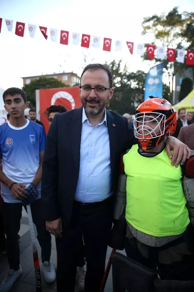 Bakan Kasapoğlu: 'İnternetin cazibesini bir kenara bırakıp, kendini spora, sanata, kültüre adayan... Bakan Kasapoğlu: 'İnternetin cazibesini bir kenara bırakıp, kendini spora, sanata, kültüre adayan...