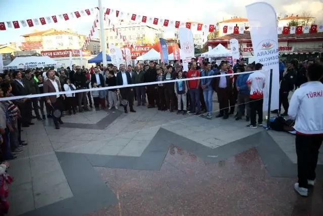 Bakan Kasapoğlu: 'İnternetin cazibesini bir kenara bırakıp, kendini spora, sanata, kültüre adayan... Bakan Kasapoğlu: 'İnternetin cazibesini bir kenara bırakıp, kendini spora, sanata, kültüre adayan...