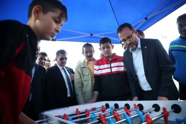 Bakan Kasapoğlu: 'İnternetin cazibesini bir kenara bırakıp, kendini spora, sanata, kültüre adayan... Bakan Kasapoğlu: 'İnternetin cazibesini bir kenara bırakıp, kendini spora, sanata, kültüre adayan...