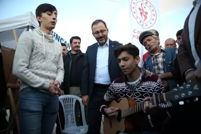 Bakan Kasapoğlu: 'İnternetin cazibesini bir kenara bırakıp, kendini spora, sanata, kültüre adayan... Bakan Kasapoğlu: 'İnternetin cazibesini bir kenara bırakıp, kendini spora, sanata, kültüre adayan...