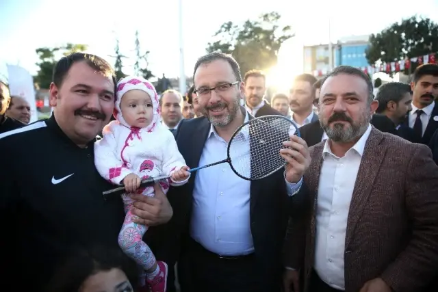 Bakan Kasapoğlu: 'İnternetin cazibesini bir kenara bırakıp, kendini spora, sanata, kültüre adayan... Bakan Kasapoğlu: 'İnternetin cazibesini bir kenara bırakıp, kendini spora, sanata, kültüre adayan...