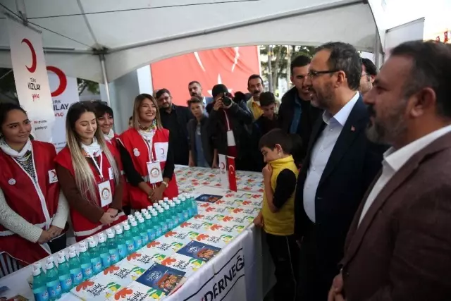 Bakan Kasapoğlu: 'İnternetin cazibesini bir kenara bırakıp, kendini spora, sanata, kültüre adayan... Bakan Kasapoğlu: 'İnternetin cazibesini bir kenara bırakıp, kendini spora, sanata, kültüre adayan...