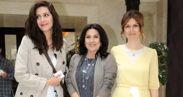 Bergüzar Korel'in kız kardeşi Zeynep Korel, yurt dışında evlere temizliğe gitmeye başladı Bergüzar Korel'in kız kardeşi Zeynep Korel, yurt dışında evlere temizliğe gitmeye başladı