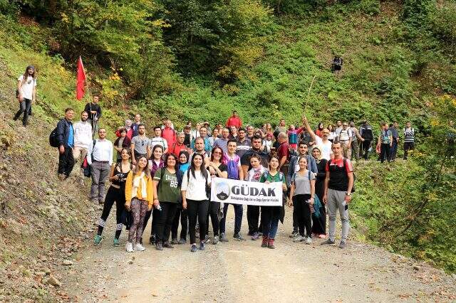 Dağcılar, Örümcek Ormanlarında 98 kişiyle doğa yürüyüşü yaptı